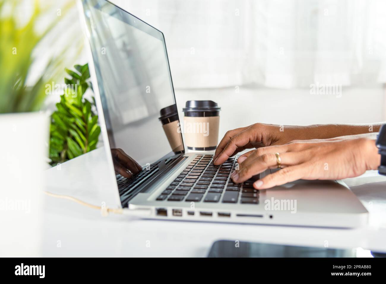 Rapprochez-vous des mains d'une femme d'affaires au-dessus du clavier d'un ordinateur portable pendant le travail au bureau Banque D'Images
