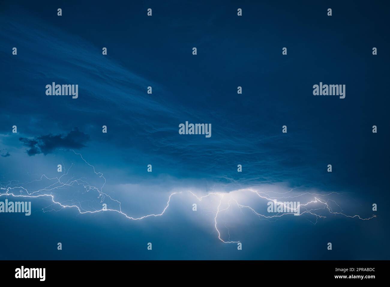 Lumière vive sur Blue Night Sky pendant Hunderstorm Banque D'Images