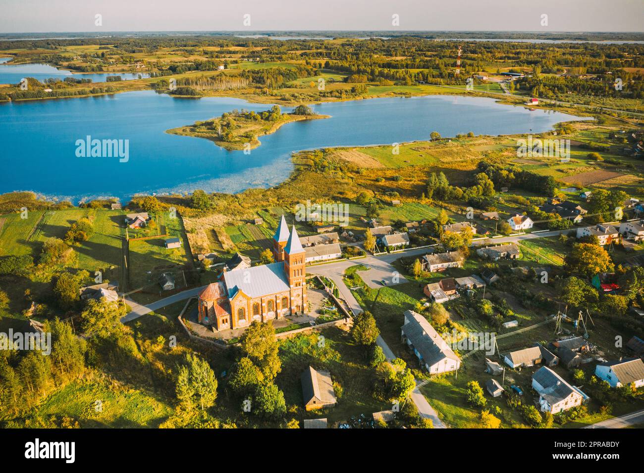 Ikazn, district de Braslaw, Vitebsk Doblast, Bélarus. Vue aérienne de l'Église du corps de Dieu Banque D'Images