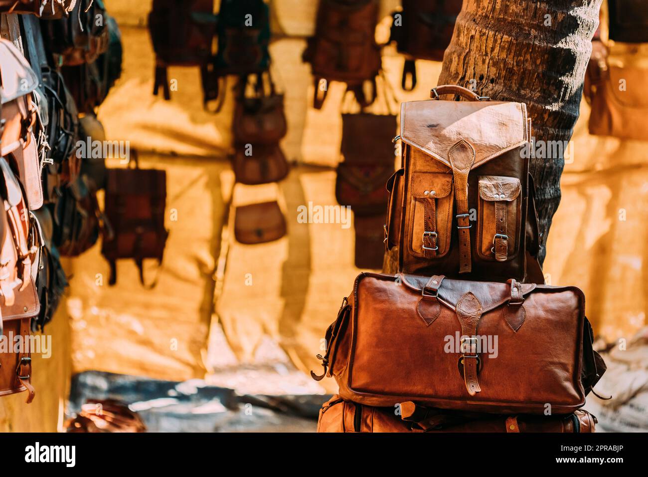 Market Shop avec articles en cuir - sacs, portefeuilles, sacs à dos, porte-documents de différentes couleurs et tailles Banque D'Images