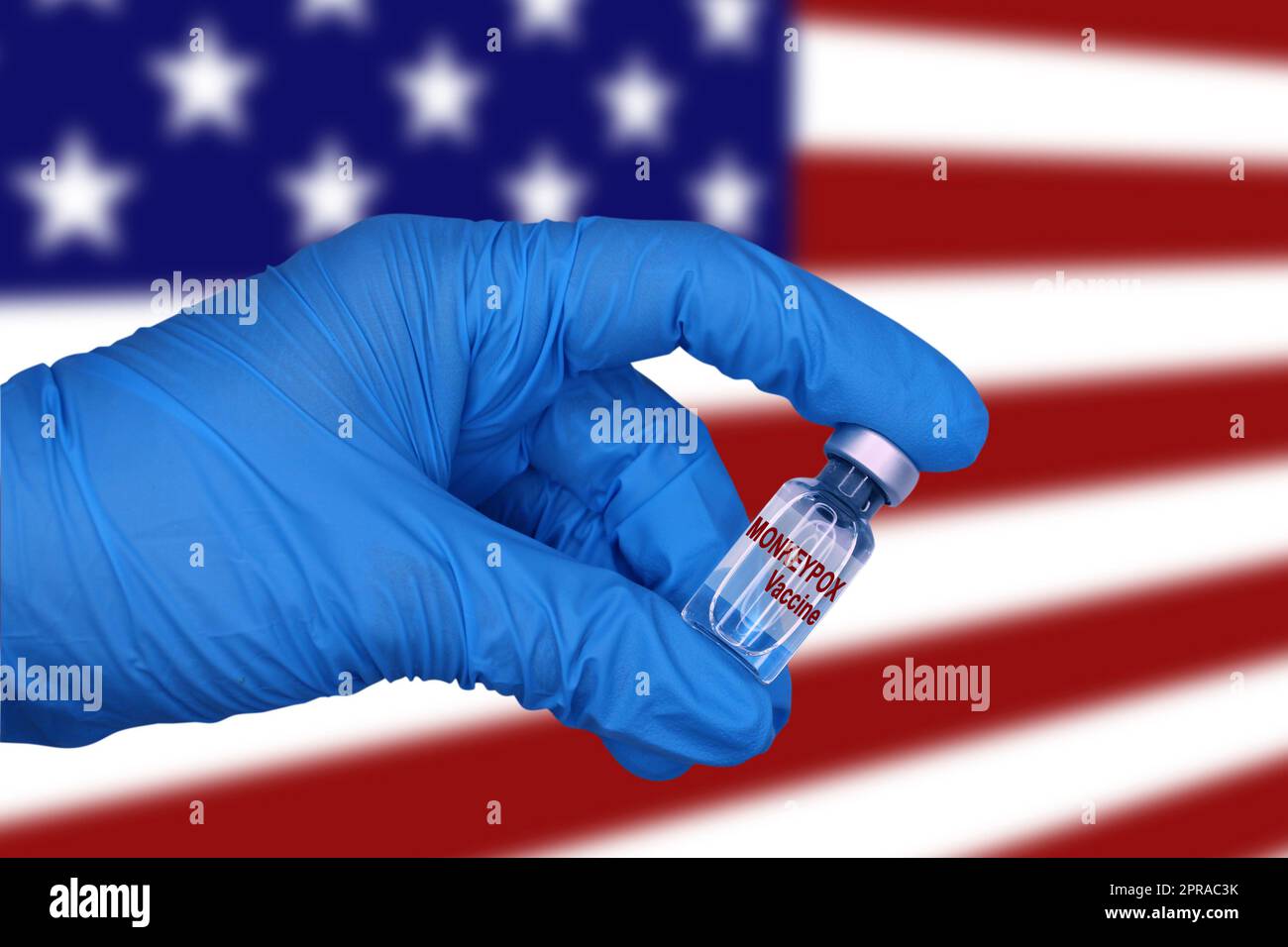 Gros plan sur le vaccin contre la variole du singe sur fond flou du drapeau des États-unis d'amérique. Banque D'Images