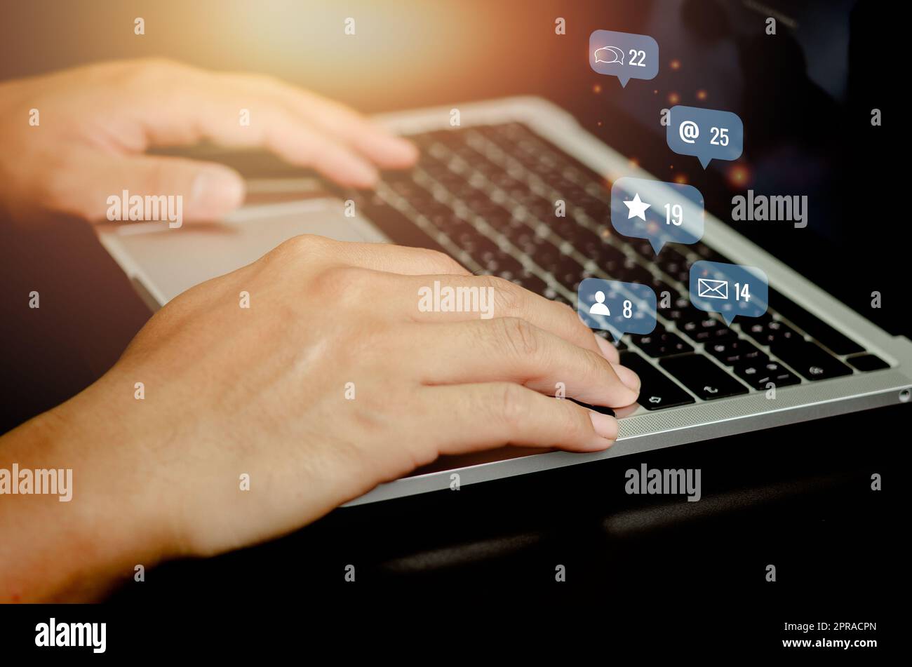 Concept d'écran d'icônes virtuelles sur les réseaux sociaux et le marketing.clavier d'homme d'affaires avec ordinateur portable sur le bureau. Banque D'Images