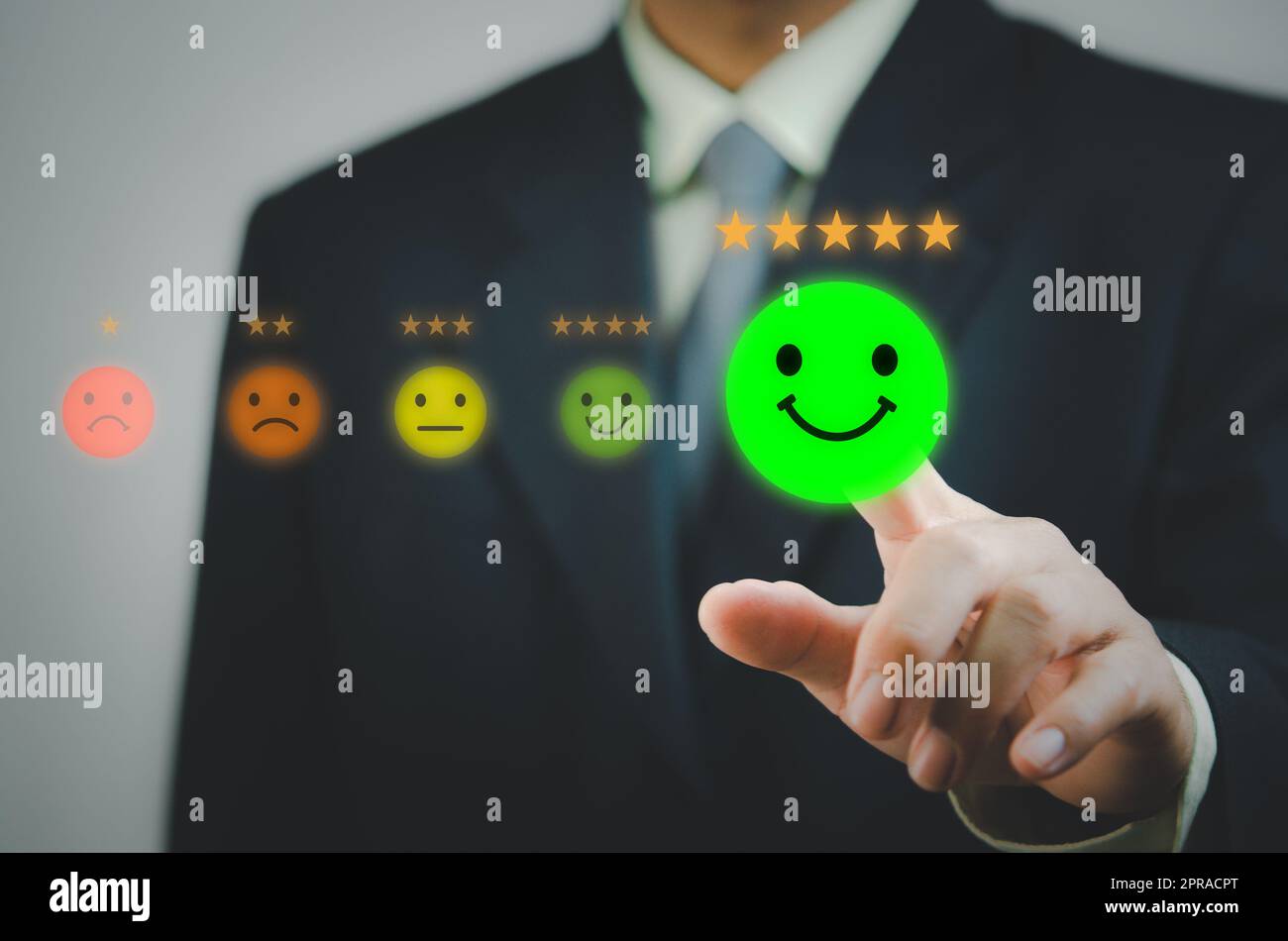 Homme main tactile écran virtuel service d'émotion et commentaire client évaluation bonne et meilleure cinq étoiles. Banque D'Images