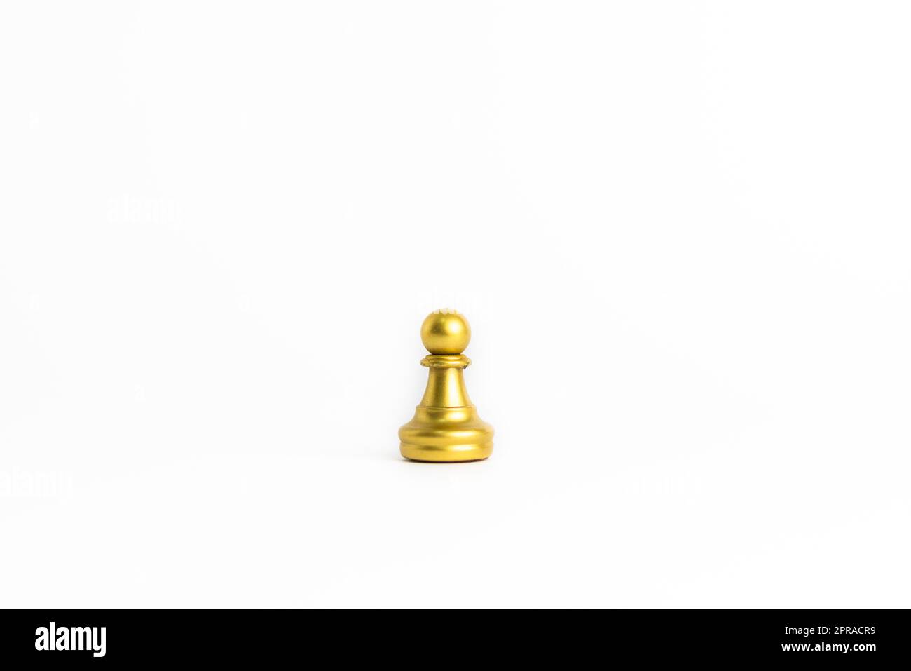 jeu d'échecs or isolé sur fond blanc. Banque D'Images