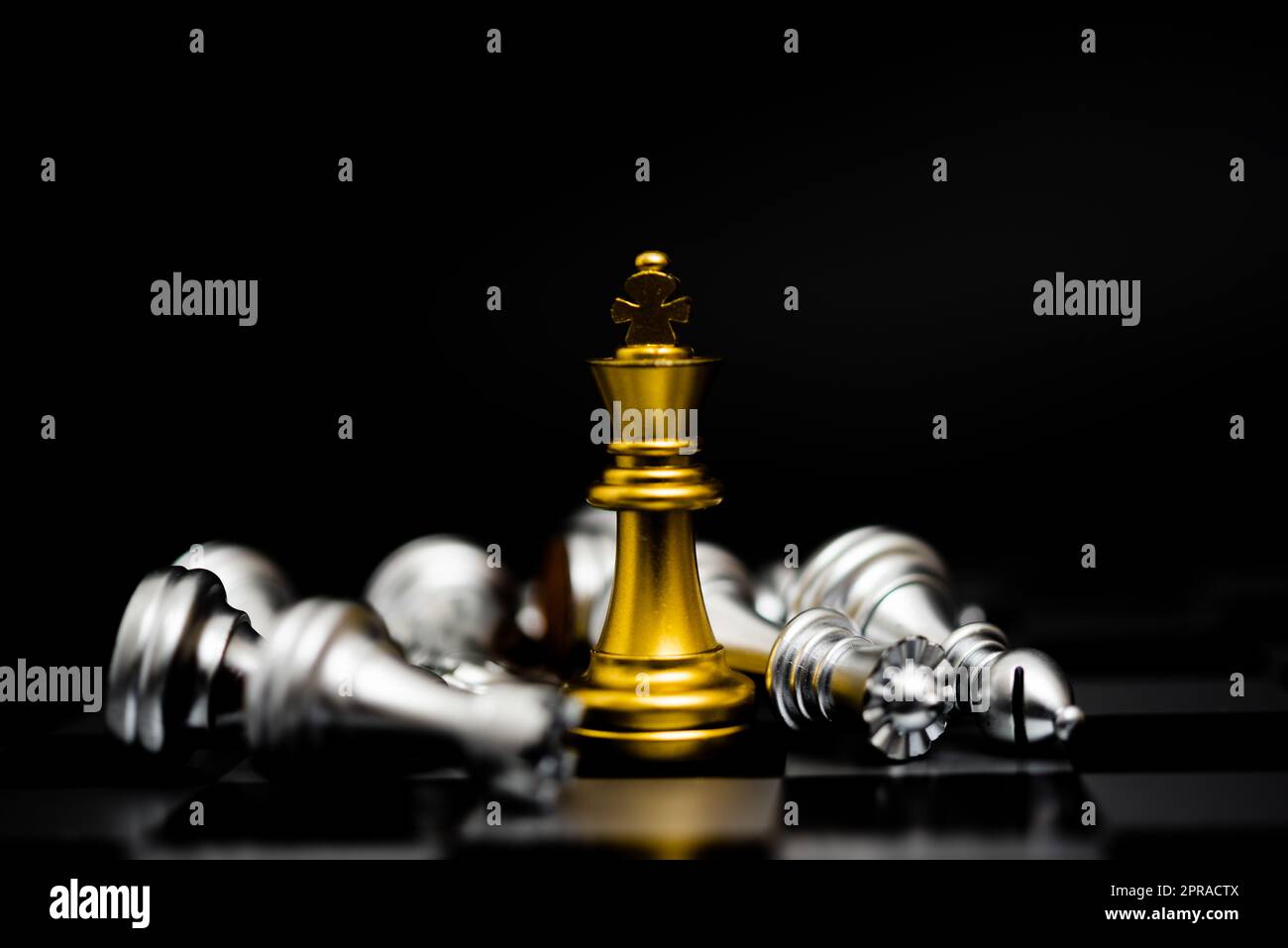 Jeu d'échecs or et argent sur fond noir. Banque D'Images