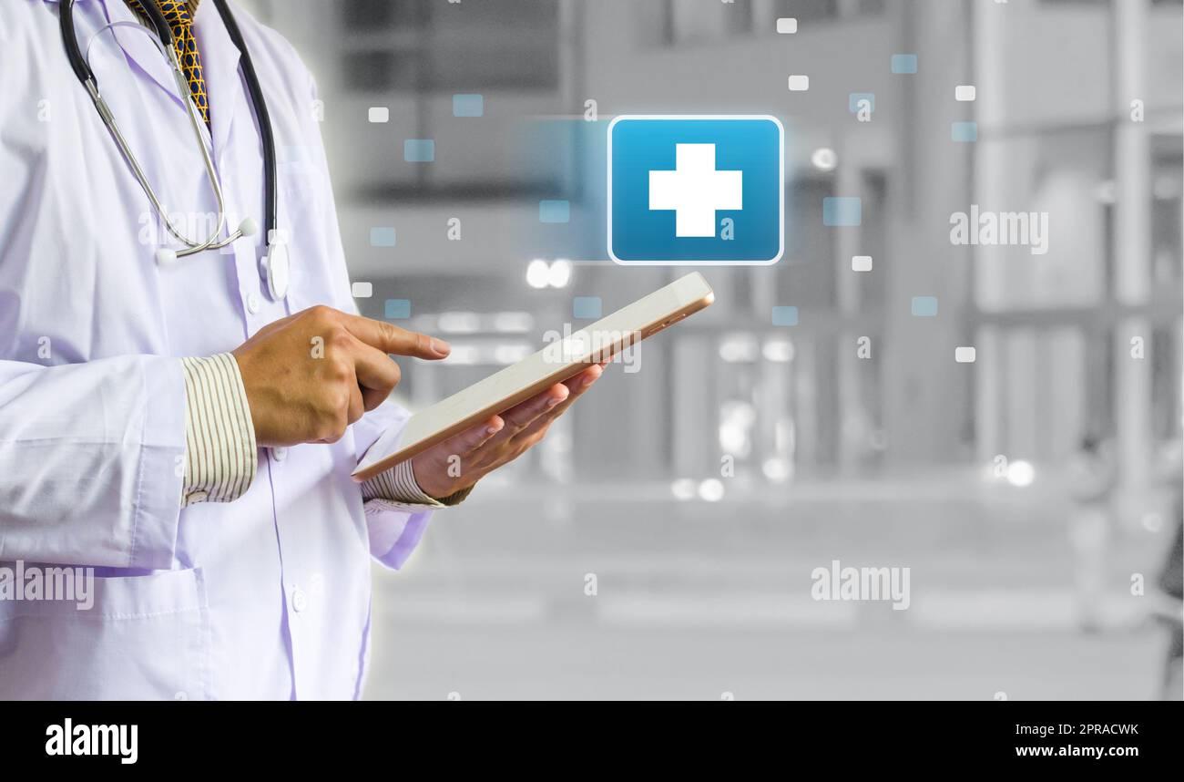 Informations sur le traitement par le médecin ou le diagnosticien sur le comprimé.Business Health Medical Digital Technology Insurance concept. Banque D'Images