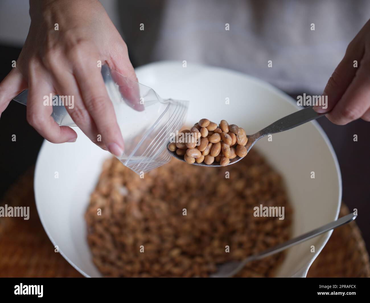 Gros plan la texture de la graine de soja pour LA FAÇON de Soy produit: Brut tempeh fait maison . Concept de nourriture végétarienne saine Banque D'Images