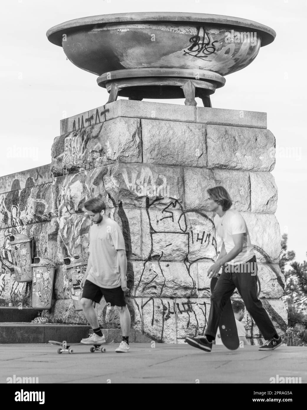 LETNA PARK, PRAGUE, RÉPUBLIQUE TCHÈQUE - skateboarders au parc métronome de Prague. Banque D'Images
