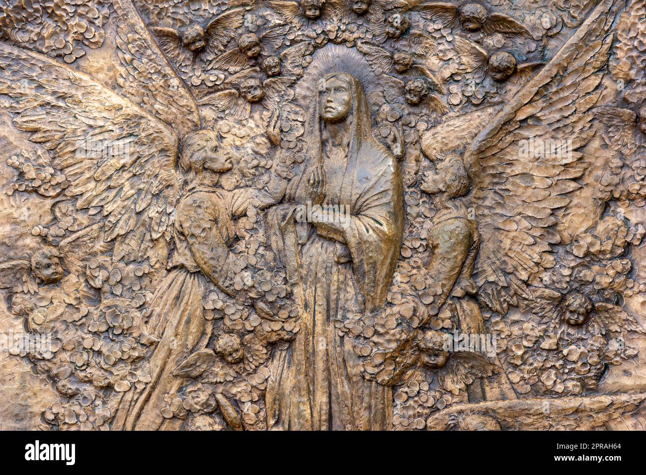 L'Assomption de Marie – quatrième mystère glorieux sur le mont Podbrdo à Medjugorje. Installations de relief en bronze à flanc de colline réalisées par Carmelo Puzzolo. Banque D'Images