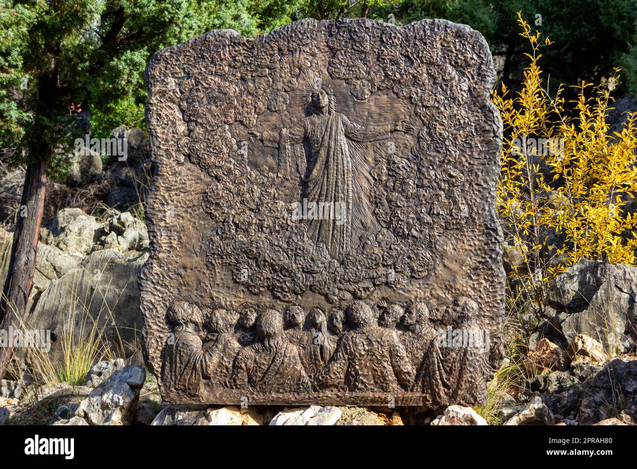 L'Ascension du Seigneur – deuxième mystère glorieux sur le Mont Podbrdo à Medjugorje. Installations de relief en bronze à flanc de colline réalisées par Carmelo Puzzolo. Banque D'Images