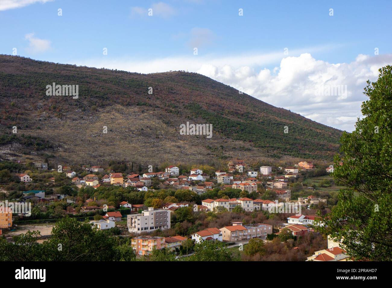 La vue sur le village de Medjugorje et le mont Križevac au-dessus. Banque D'Images