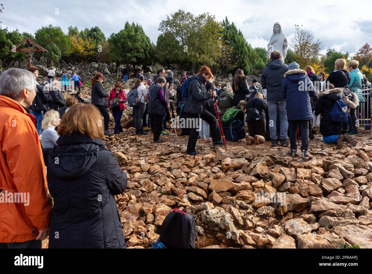 Statue de la Vierge Marie, Reine de la paix, sur le mont Podbrdo entouré de pèlerins en prière. Medjugorje, Bosnie-Herzégovine. Banque D'Images