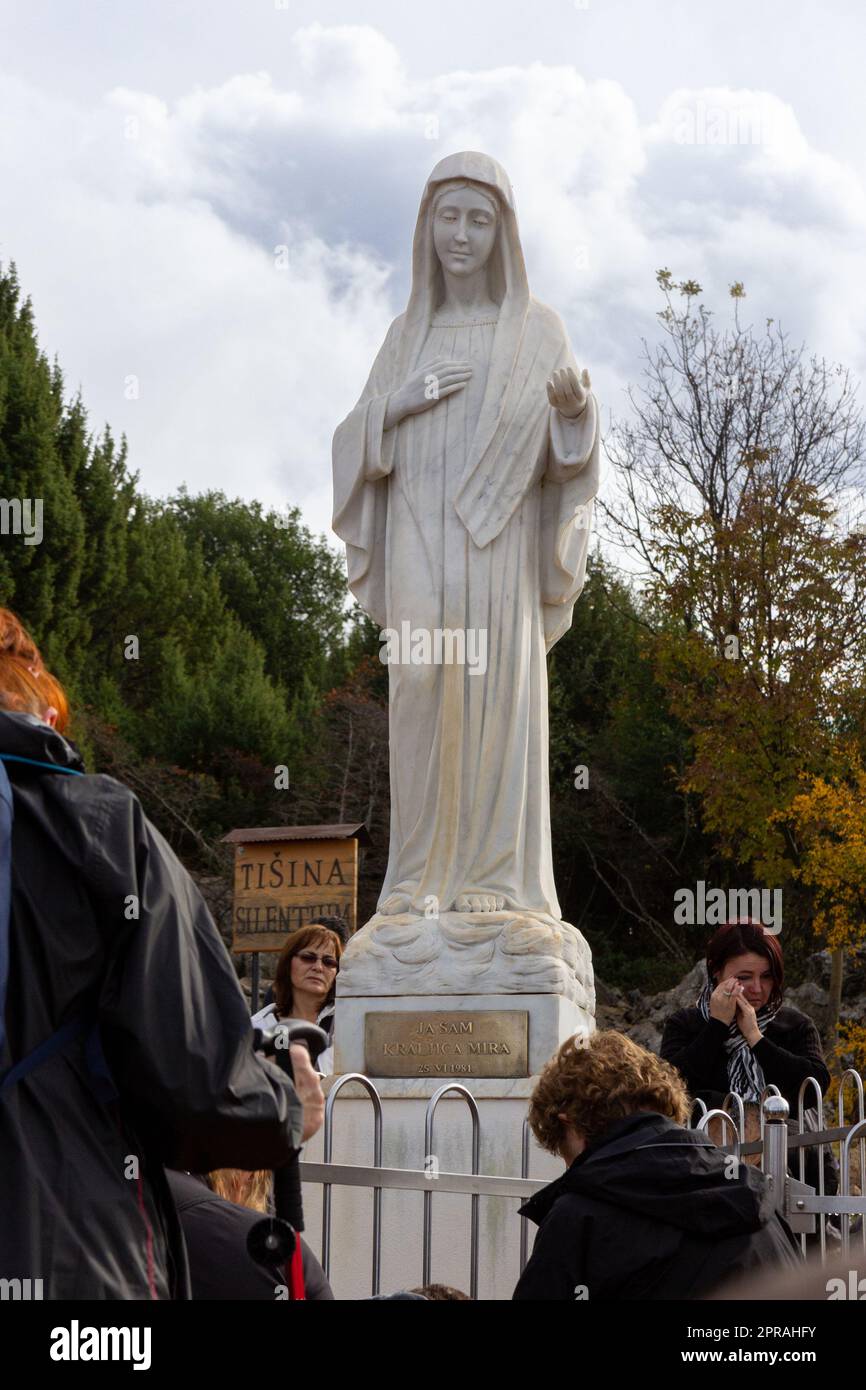 Statue de la Vierge Marie, Reine de la paix, sur le mont Podbrdo entouré de pèlerins en prière. Medjugorje, Bosnie-Herzégovine. Banque D'Images