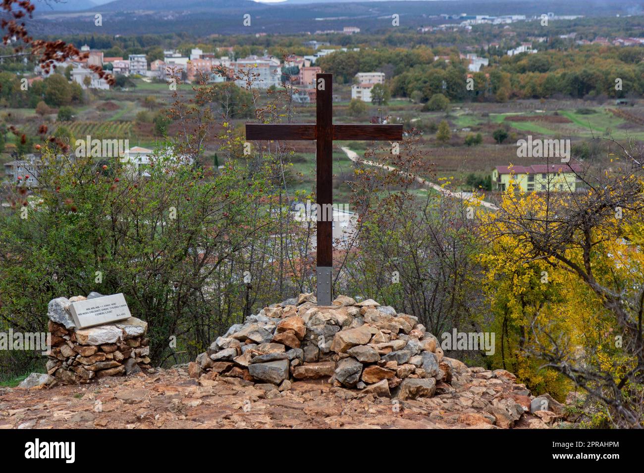 'Paix, paix, paix...' – L'endroit sur le mont Podbrdo à Medjugorje où, le troisième jour des apparitions, la Vierge Marie a parlé de paix. Banque D'Images