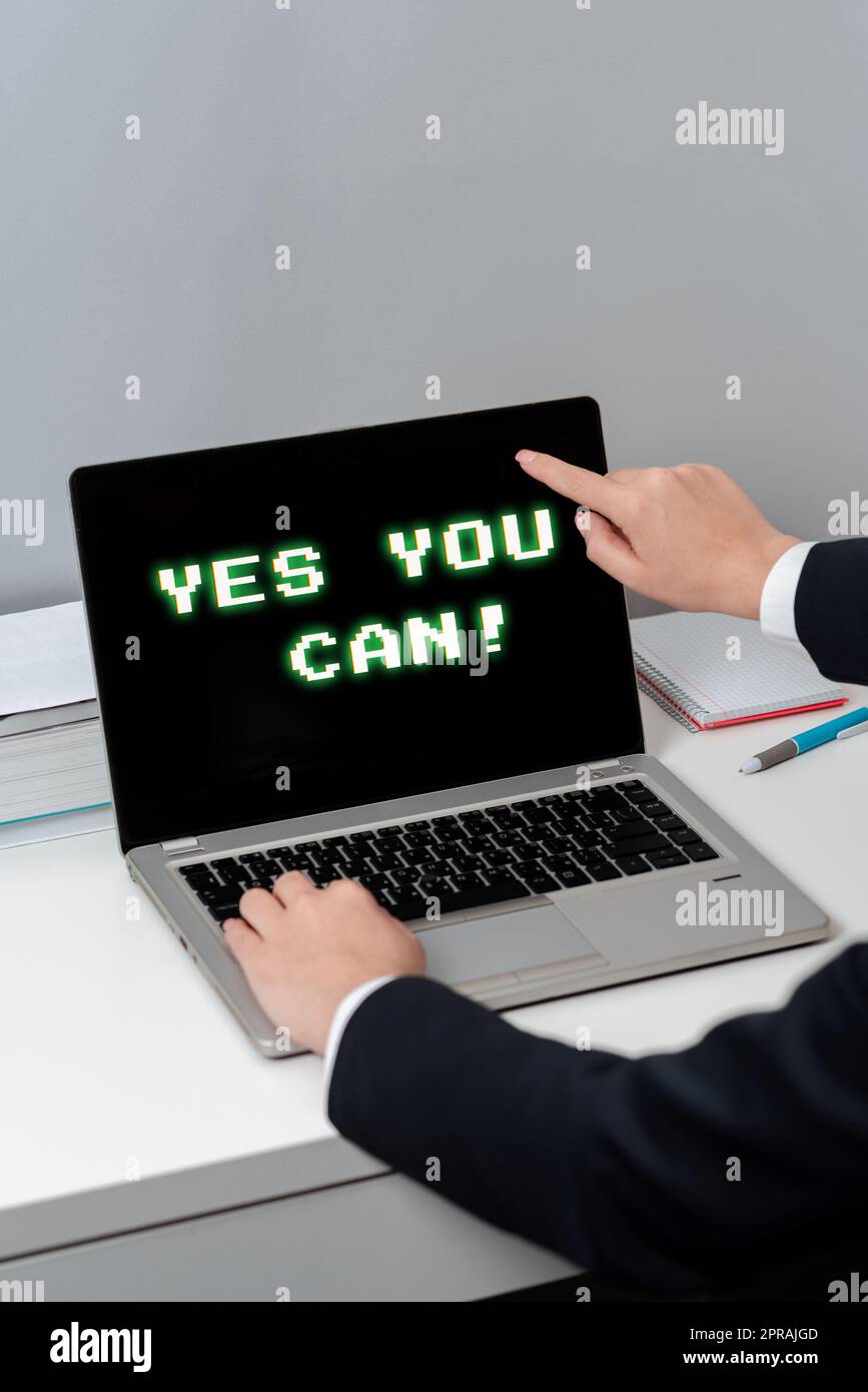 Légende conceptuelle Oui vous CAN. Approche d'affaires encouragement à la positivité persuader la confiance de Dare soutenir la femme tapant des mises à jour sur le tour Haut et pointant de nouvelles idées avec un doigt. Banque D'Images