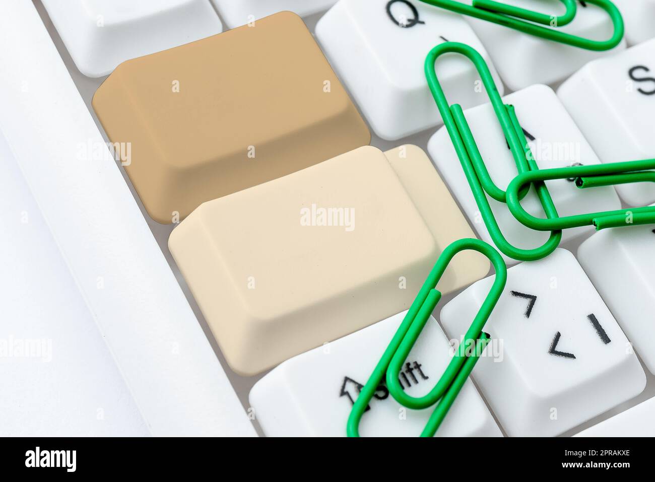 Saisie de notes de révision de cours en ligne, saisie abstraite des pistes de sous-titres, idées de connexion globale, navigation Internet, activités de navigation de chat, saisie de mots Banque D'Images