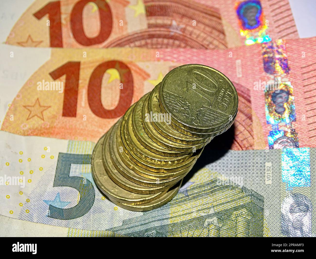 Gros plan sur les billets et les pièces en euros Banque D'Images