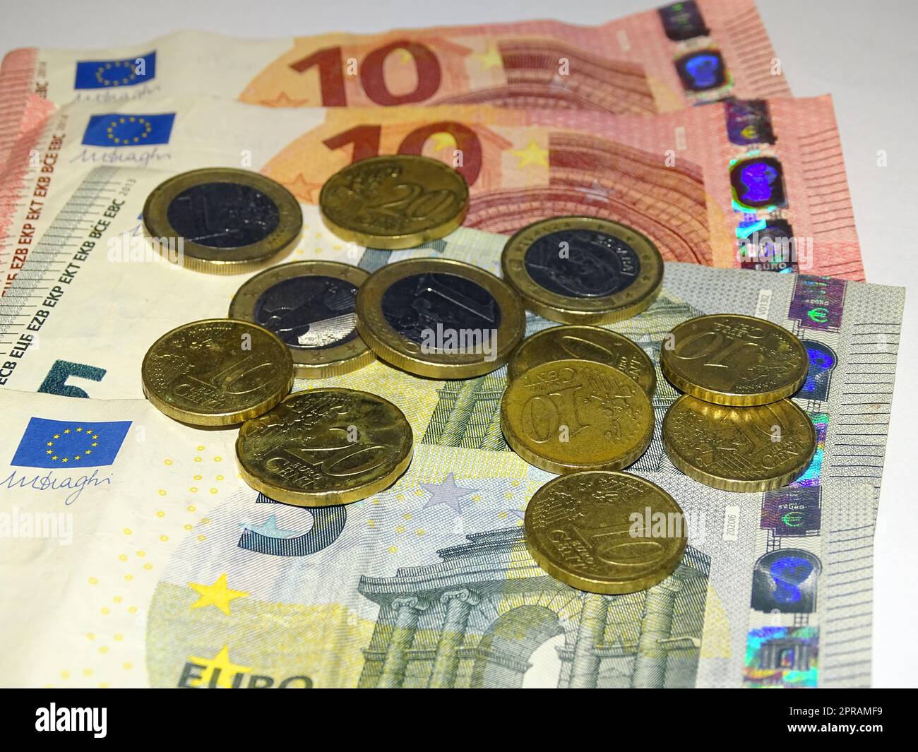 Gros plan sur les billets et les pièces en euros Banque D'Images