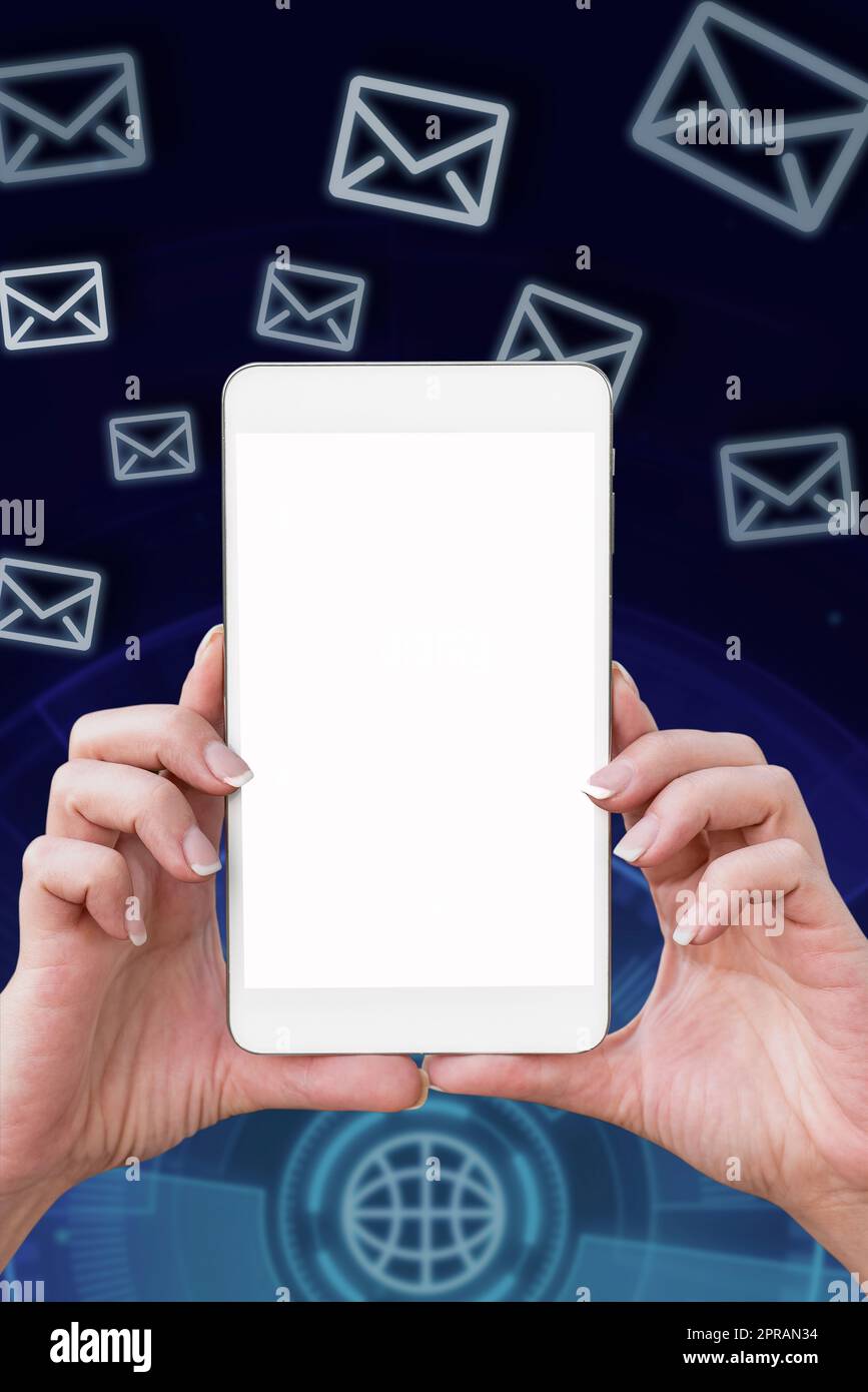 Tablette avec message important sur le presse-papiers, le bloc-notes et le marqueur. Écran du téléphone portable avec les informations de base au-dessus de Notes. Présentation des mises à jour critiques sur le téléphone portable. Banque D'Images