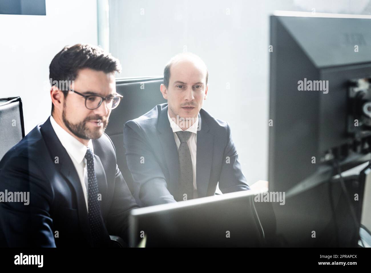 L'équipe d'analyse des données à d'affaires au bureau de la société moderne. Banque D'Images