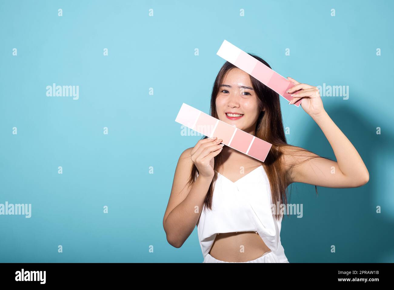 Asiatique belle jeune femme tenant la peau couleur de papier échelle Banque D'Images