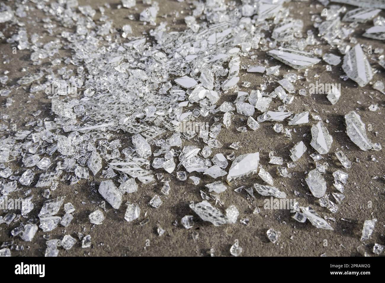 Verre cassé sur le sol Banque D'Images