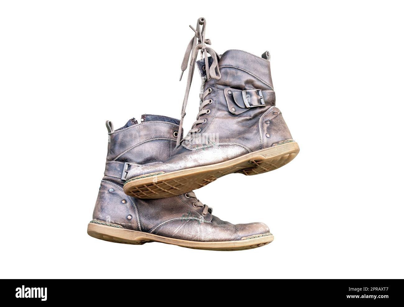 Paire de vieilles chaussures en cuir usées suspendues isolées sur blanc Banque D'Images