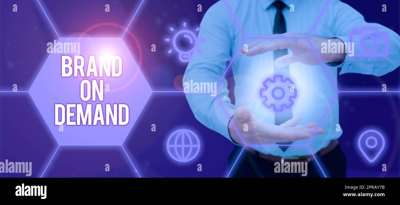 Affiche manuscrite sur demande. Photo conceptuelle Intelligence nécessaire Smart Thinking support assistance homme d'affaires avec Digital S et Hexagon Pattern montrant de nouvelles idées. Banque D'Images