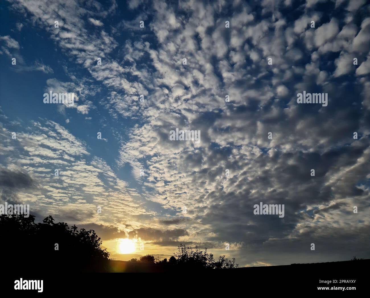 Magnifique panorama des nuages orange et jaune au lever du soleil Banque D'Images