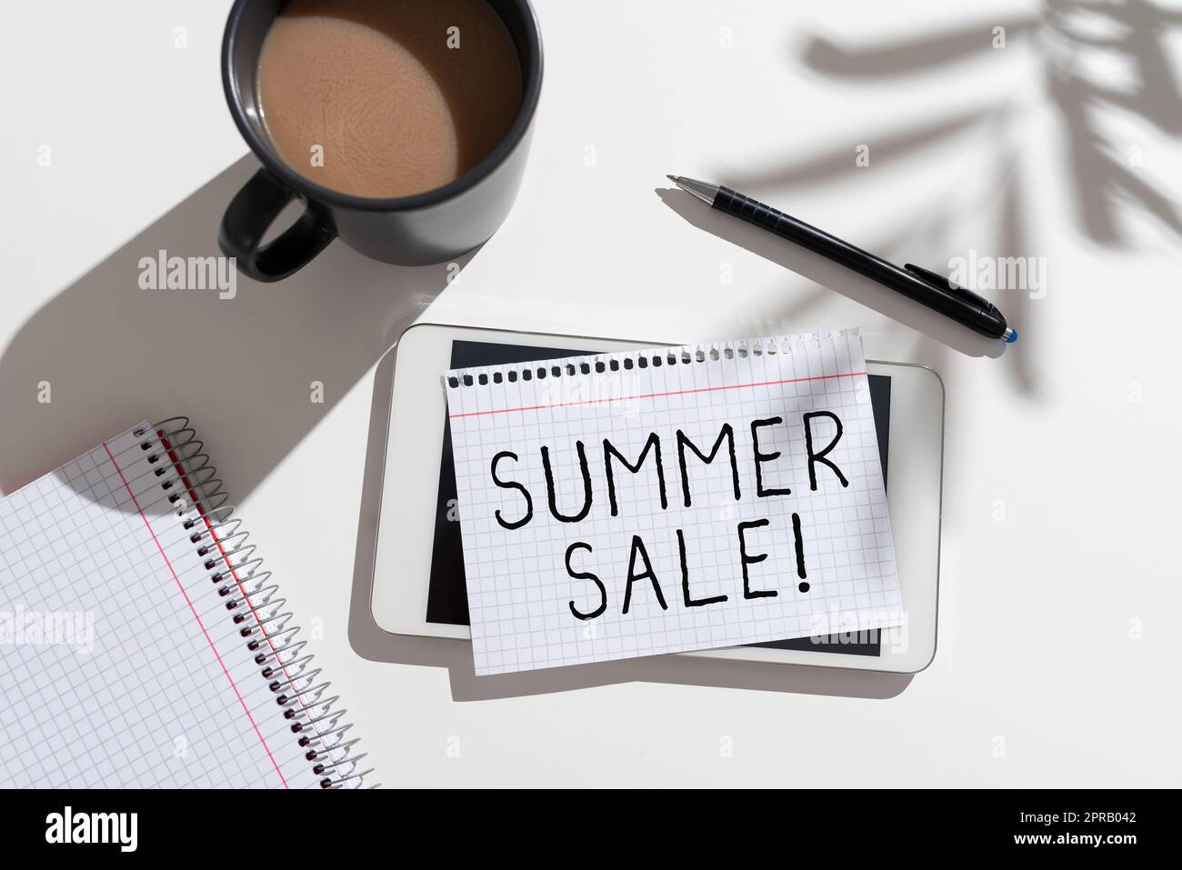 Affiche textuelle montrant les soldes d'été. Concept signification événements de remise annuelle qui se déroule pendant la saison estivale Actualités tardives écrit sur Note sur tablette sur le bureau avec café, stylo et ordinateur portable Banque D'Images