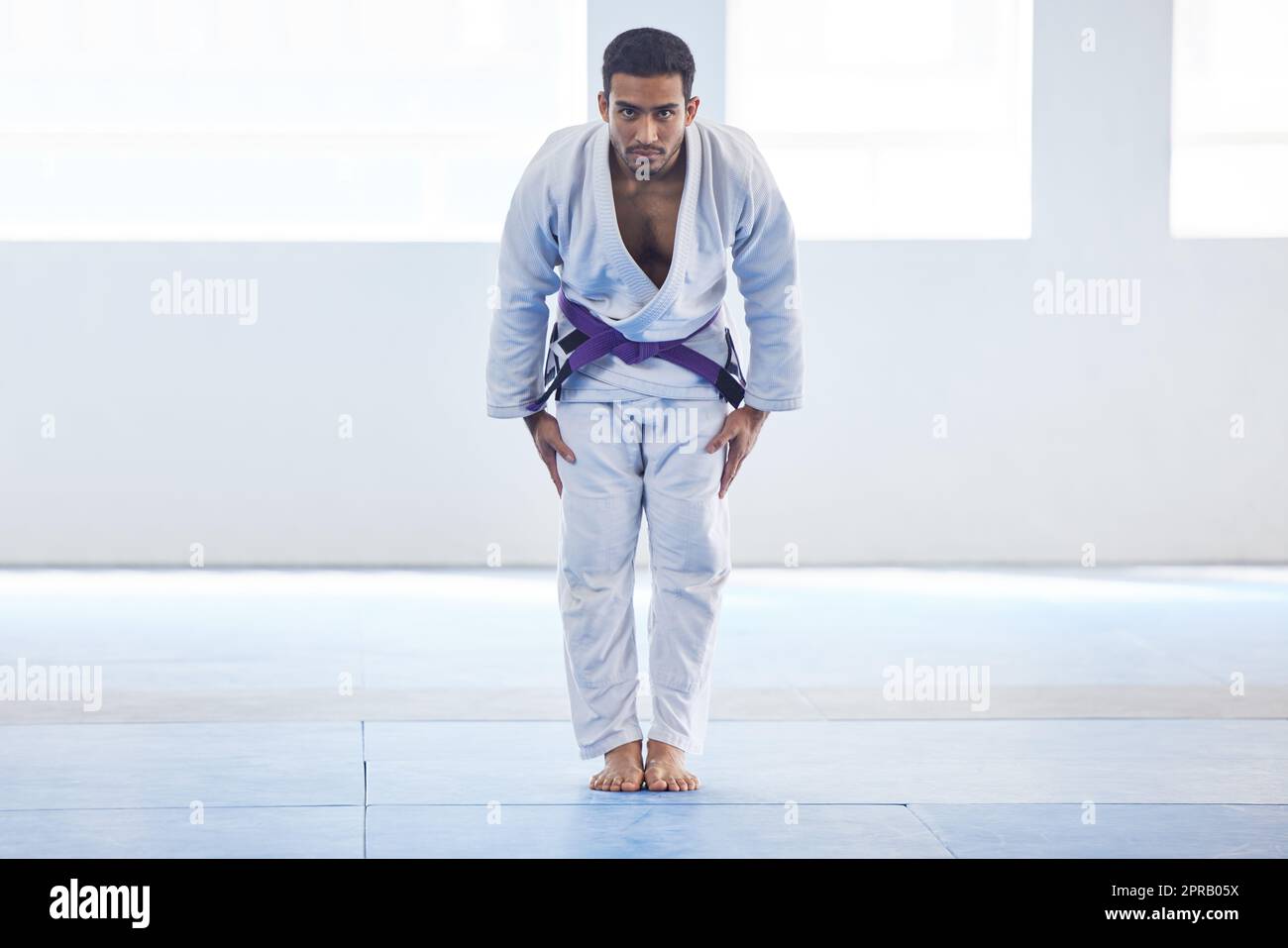 Ronde 1. Lutte. Portrait en longueur d'un beau jeune homme artiste martial qui se faule dans la salle de sport. Banque D'Images