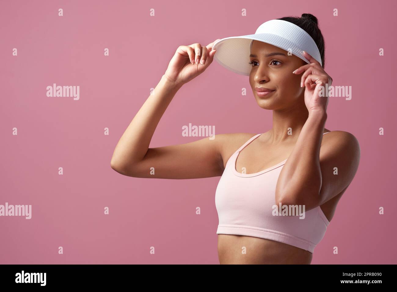 La forme physique est un état d'esprit. Une jeune femme attrayante et sportive posant en studio sur un fond rose. Banque D'Images