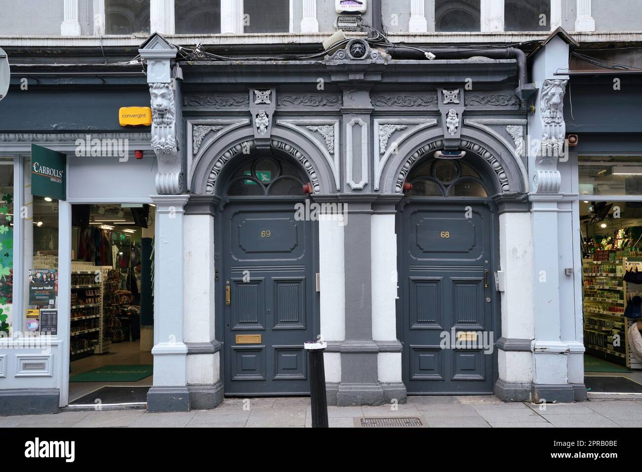 Entrée de l'immeuble d'appartements très ornée depuis la rue Banque D'Images