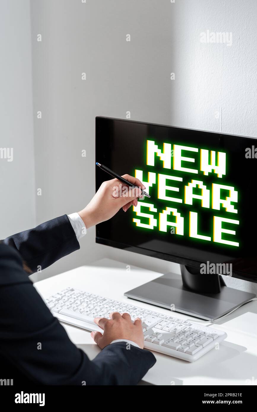 Texte d'écriture solde du nouvel an. Aperçu des affaires réductions finales de la saison des fêtes réductions de prix offre femme dactylographiant des mises à jour sur le Tour Top et pointant de nouvelles idées avec Pen. Banque D'Images