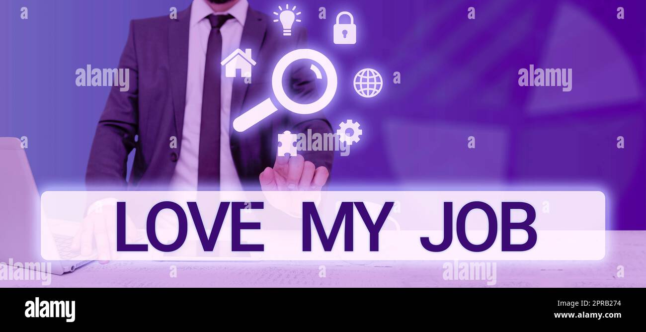 Affiche affichant « Love My Job ». Approche d'entreprise être satisfait du travail que l'on fait être à l'aise homme avec ordinateur portable et tablette pointant sur S recherche de données et d'idées. Banque D'Images
