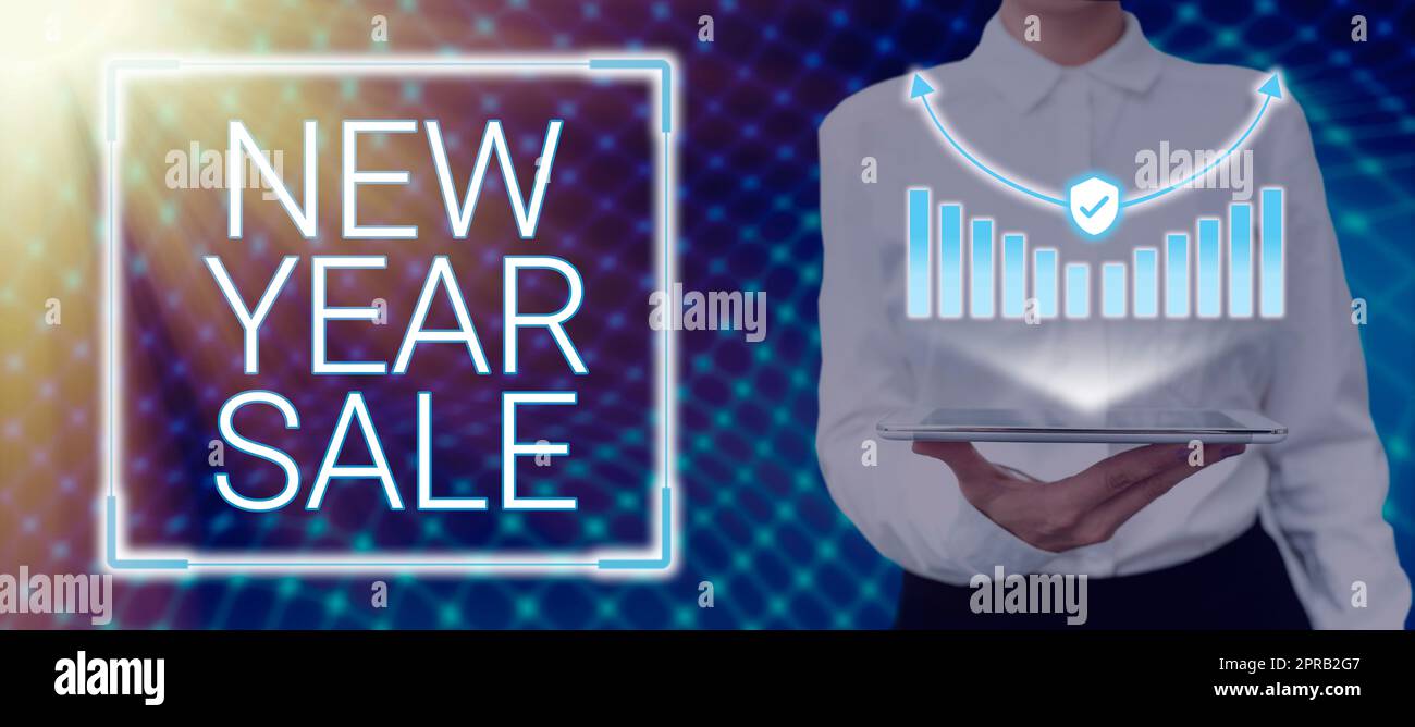 Écriture affichant le texte de la vente du nouvel an. Aperçu des affaires réductions finales de saison des fêtes réductions de prix Offres Femme tenant tablette avec graphique et présentant des idées crutiales dans le cadre. Banque D'Images