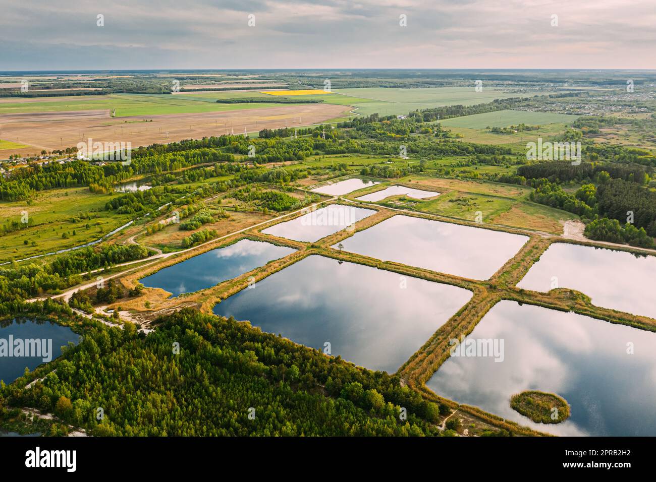 Vue aérienne bassins de rétention, bassin humide, bassin de détention humide ou étang de gestion des eaux pluviales, est un étang artificiel avec de la végétation autour du périmètre, et inclut Une piscine permanente d'eau dans sa conception. Banque D'Images