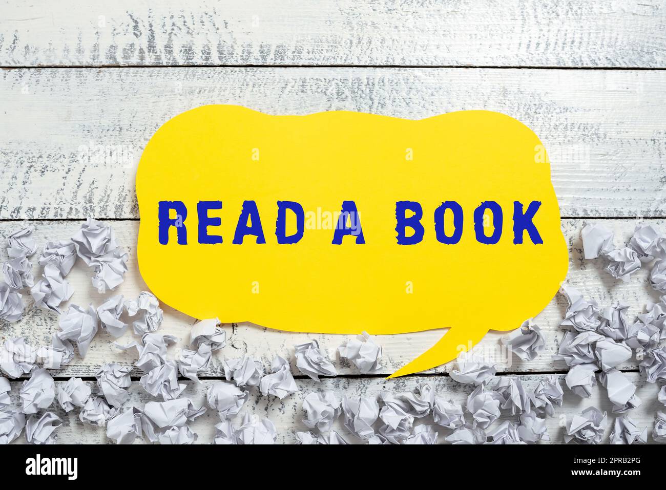 Texte d'écriture Lire Un livre. Approche commerciale Profitez de la littérature activité traditionnelle Apprenez de nouvelles choses Speech Bubble avec des informations importantes écrites avec papier wraps sous. Banque D'Images