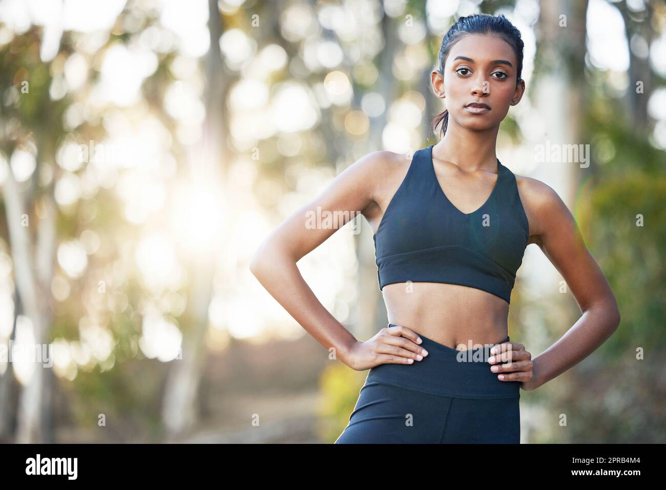 Ne limitez pas vos défis - défiez vos limites. Portrait d'une jeune femme sportive qui fait de l'exercice à l'extérieur. Banque D'Images