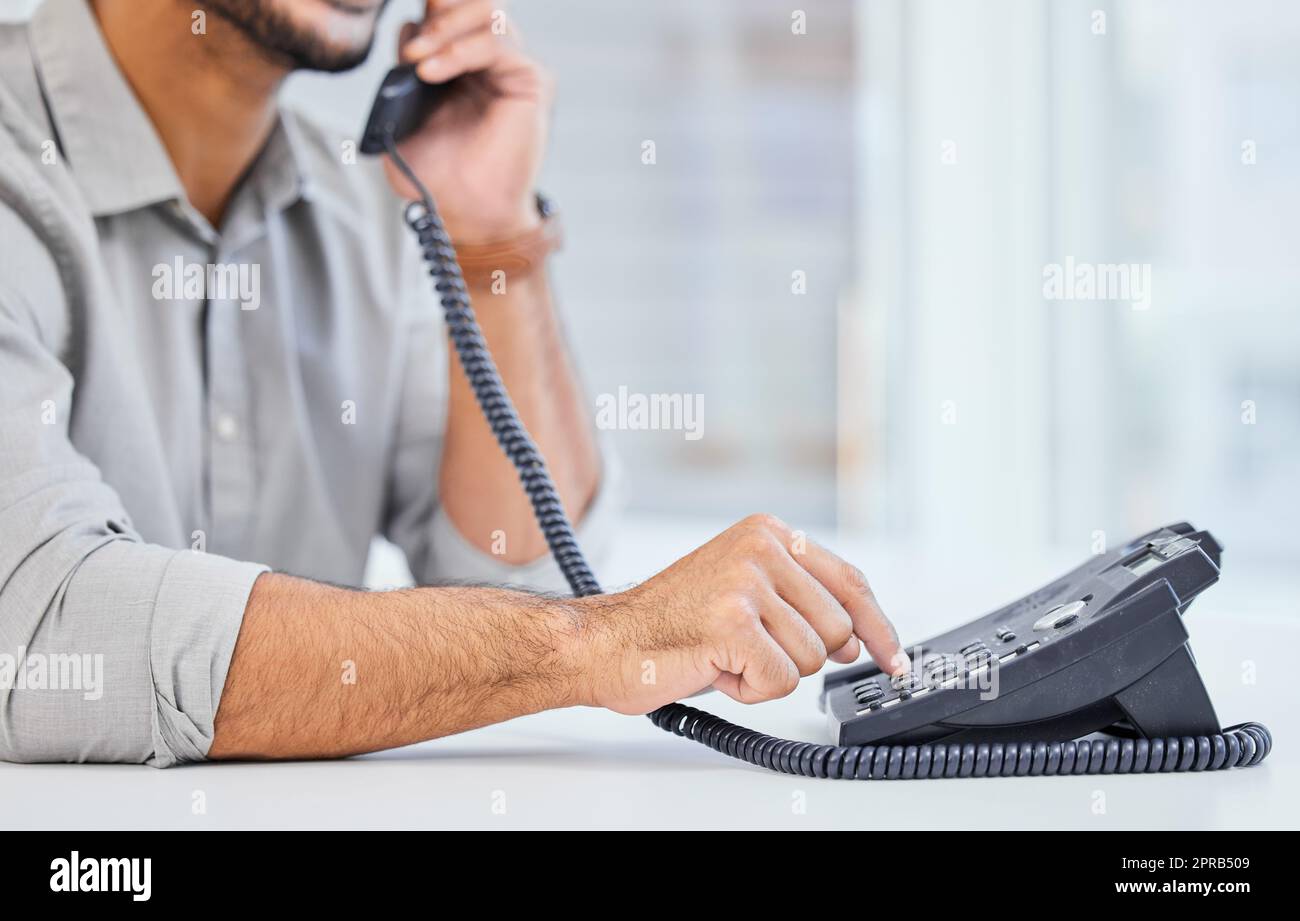 Bonjour, je voudrais commander de la nourriture. Un homme d'affaires utilisant un téléphone pour passer un appel. Banque D'Images