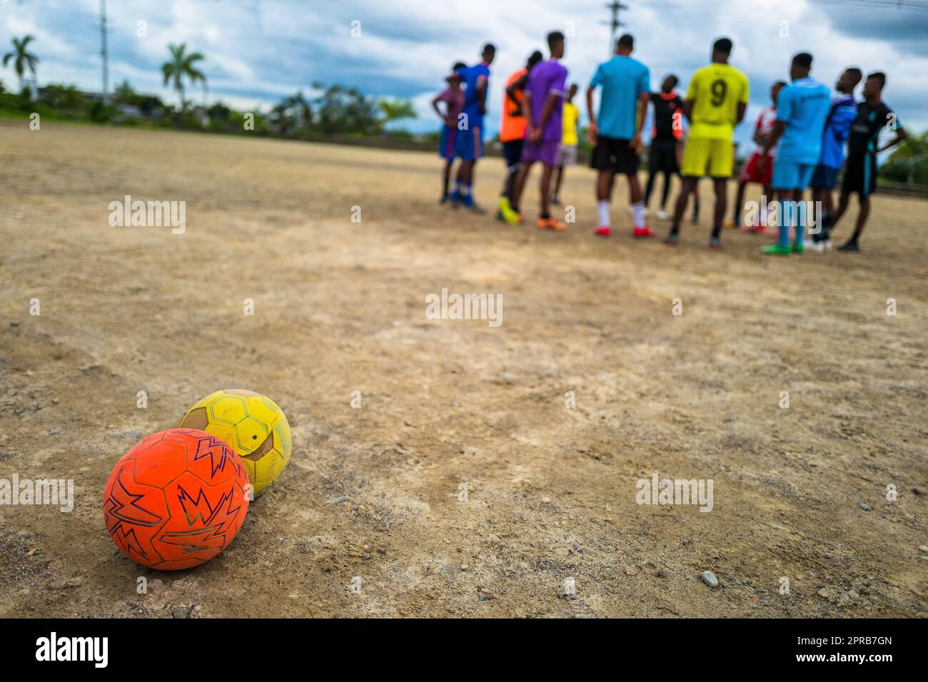 De jeunes joueurs de football afro-colombiens participent à une séance d'entraînement quotidienne sur un terrain de jeu de terre à Quibdó, Chocó, Colombie. Banque D'Images