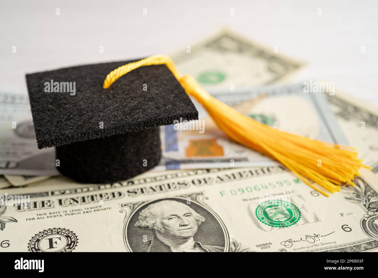 Chapeau d'écart de graduation sur les billets en dollars américains argent, Education étude Fee Learning Teach concept. Banque D'Images