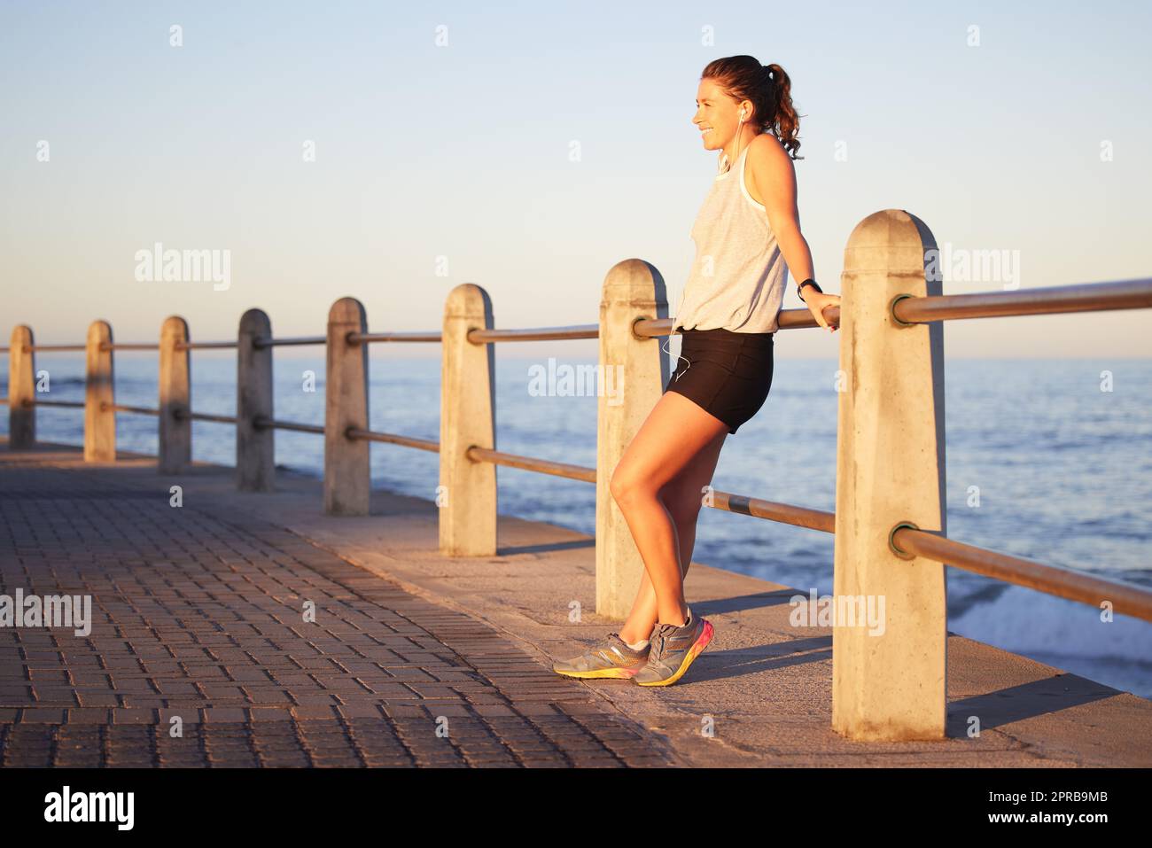 Les avantages de l'exercice sont sans fin. Une jeune femme sportive portant des écouteurs pendant une course. Banque D'Images