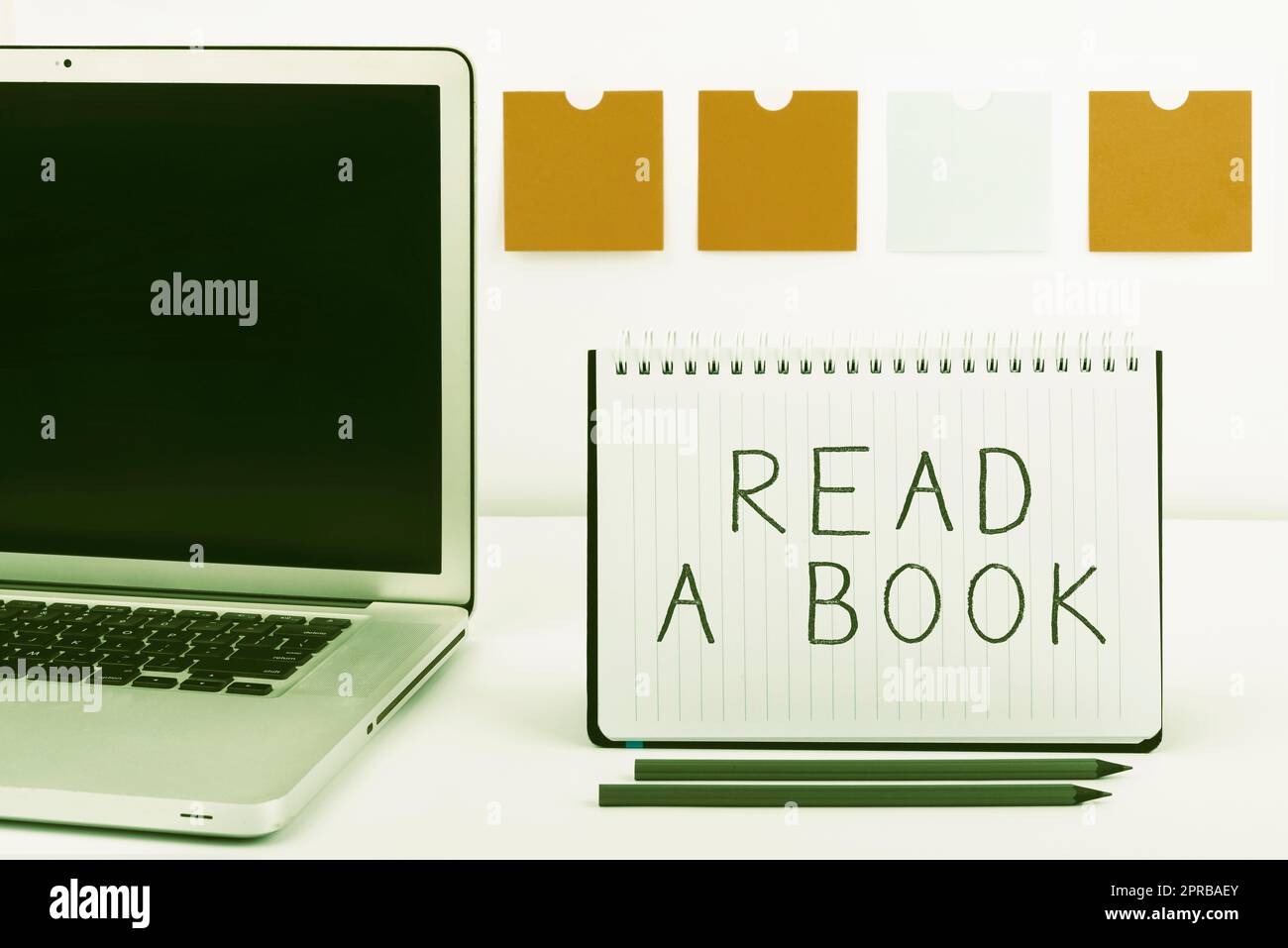 Signe écrit à la main Lire Un livre. Word for Profitez de la littérature activité traditionnelle Apprenez de nouvelles choses messages importants sur Notebook et Lap Top sur le bureau avec des fournitures de bureau. Banque D'Images