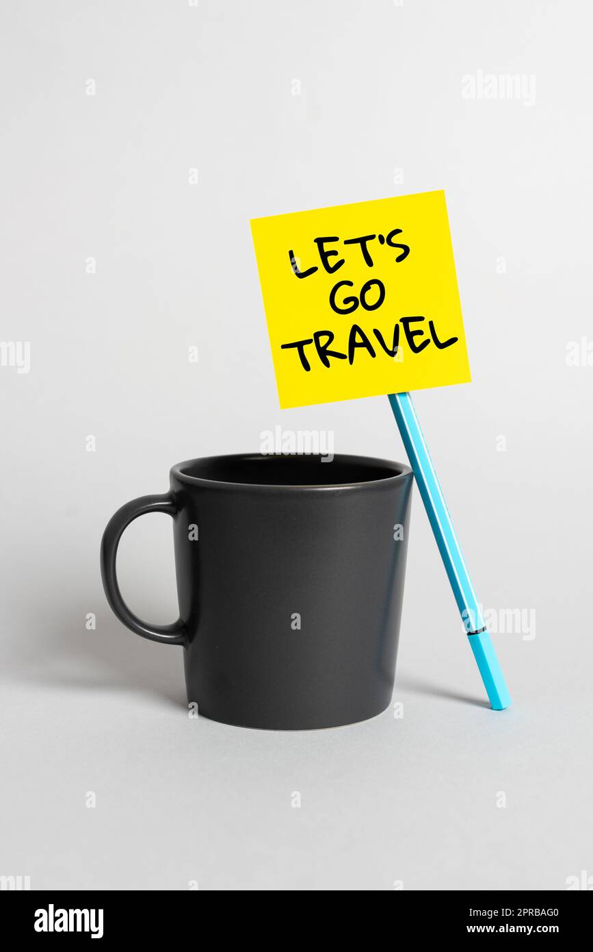 Affiche textuelle montrant le S is Go Travel. Internet concept planifier un voyage visiter de nouveaux lieux pays villes aventure Cup, stylo et pense-bête avec annonce importante sur le bureau. Banque D'Images