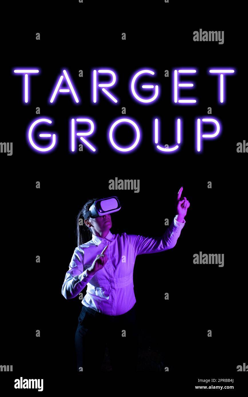 Inspiration montrant l'enseigne Groupe cible. Concept signifiant particulier montrant qu'une publicité destinée à atteindre la femme prenant la formation professionnelle par le biais de lunettes de réalité virtuelle. Banque D'Images