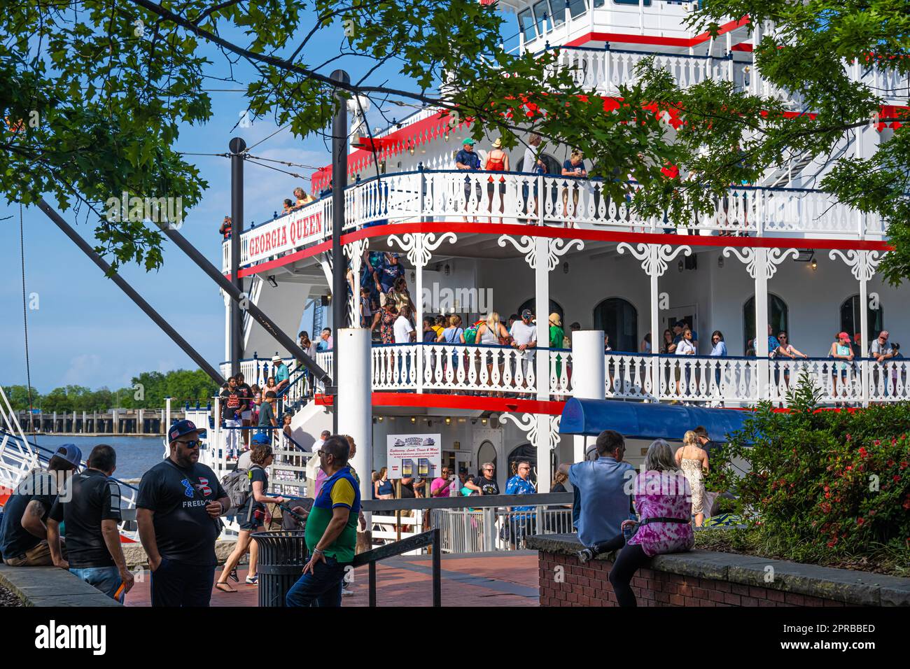 Les personnes qui embarquent sur le bateau à aubes Georgia Queen le long de River Street à Savannah, Géorgie, pour un dîner-croisière sur la Savannah River. (ÉTATS-UNIS) Banque D'Images