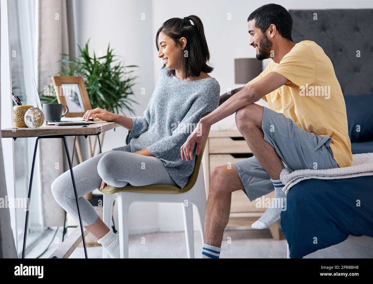 Apprendre à connaître une nouvelle façon de travailler. Un jeune couple heureux qui travaille de chez lui. Banque D'Images