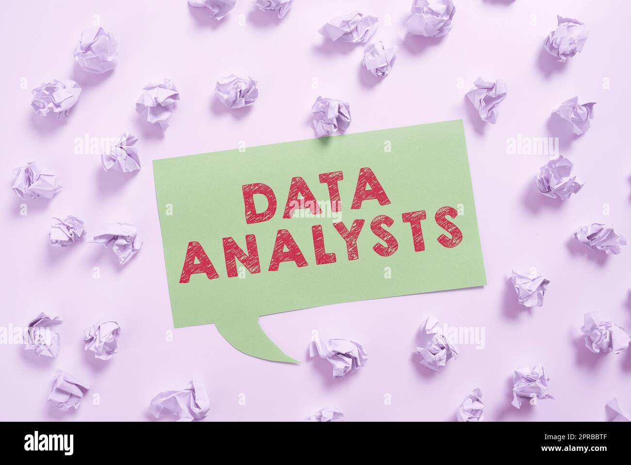 Texte montrant les analystes de données d'inspiration. Word for Programmer Design and Create Report identifie les motifs les bandes de papier placées autour de la bulle vocale avec des informations importantes. Banque D'Images