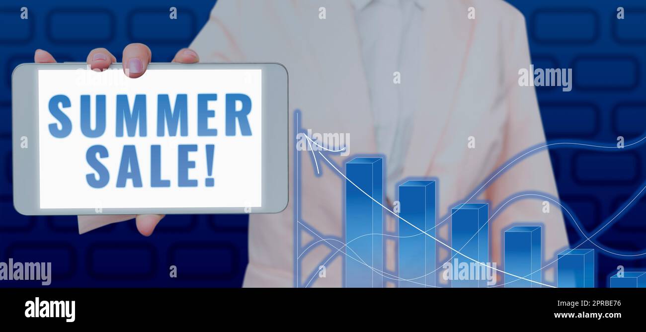 Affiche textuelle montrant les soldes d'été. Vitrine d'affaires événements de remise annuelle qui a lieu pendant la saison d'été femme montrant le téléphone portable par graphiques numériques et Arrow présentant des données. Banque D'Images